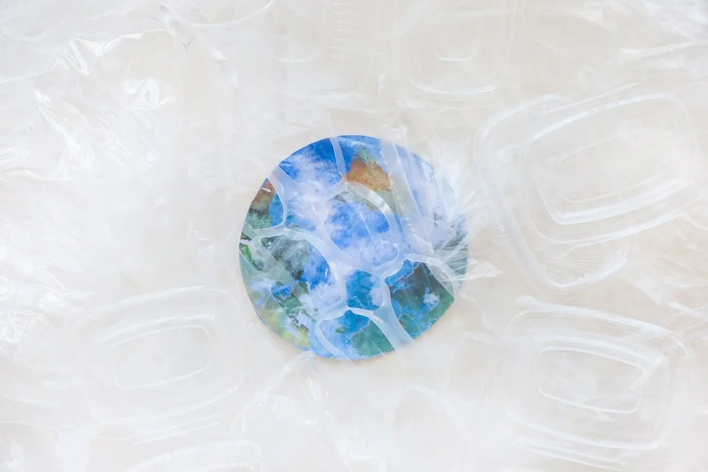 Envases de plástico y una Tierra de papel